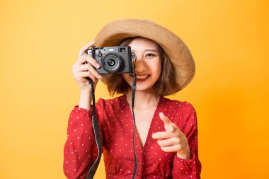 Mutlu seyahat kadın siyah kamera, Asya güzellik tarafından bir resim çekmek