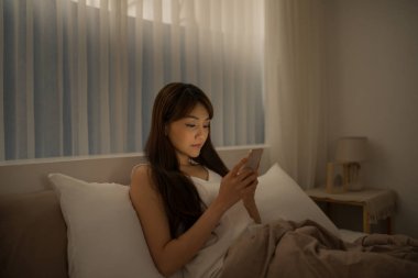 Genç kadın cep telefonu mesajı okuyun