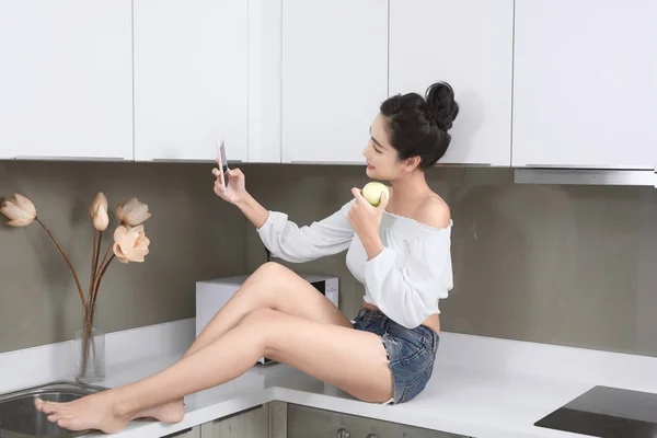 Senyum Wanita Cantik Mengambil Selfie Dengan Apel Dapur — Stok Foto