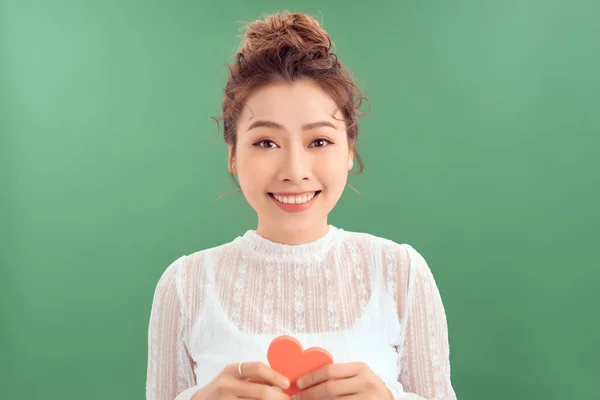 Retrato Jovem Ásia Mulher Segurando Vermelho Coração Papel Isolado Verde — Fotografia de Stock