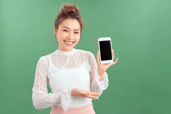 Retrato Una Joven Asiática Mostrando Teléfono Móvil Blanco Aislado Sobre — Foto de Stock