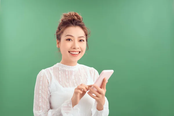 Atraktivní Krásná Asijská Žena Pomocí Mobilního Telefonu Při Úsměvu Izolované — Stock fotografie
