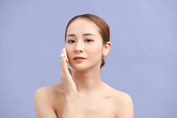Mujer Aplicando Polvo Seco Usando Cojín Cosmético Piel Facial Foto —  Fotos de Stock