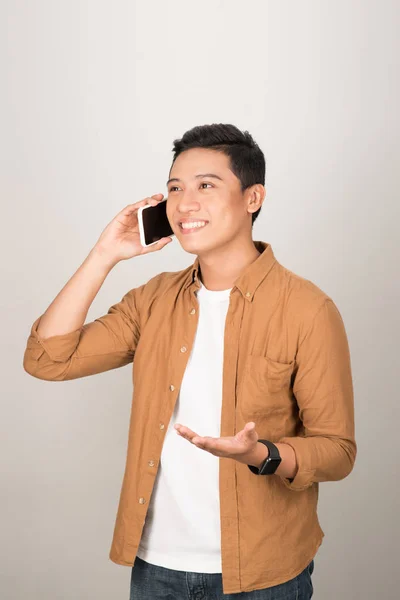 Snygg Asiatisk Student Tar Mobiltelefon Isolerad Vit Bakgrund — Stockfoto