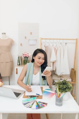 Moda tasarımcısı atölyesinde çalışıyor.. 