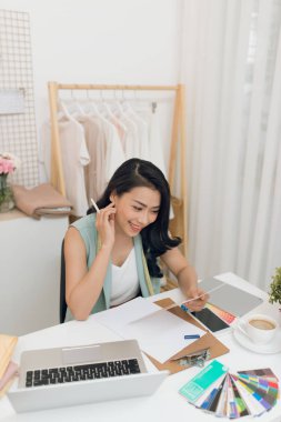 Moda tasarımcısı atölyesinde çalışıyor.. 