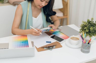 Moda tasarımcısı atölyesinde çalışıyor.. 