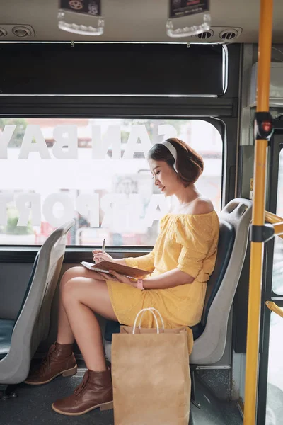 Красивая Молодая Женщина Сидит Городском Автобусе Пишет Заметки Блокноте — стоковое фото