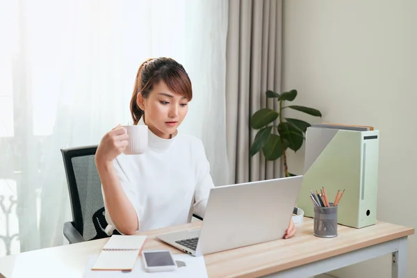 Hermosa Mujer Asiática Joven Que Bebe Café Mientras Trabaja Con — Foto de Stock