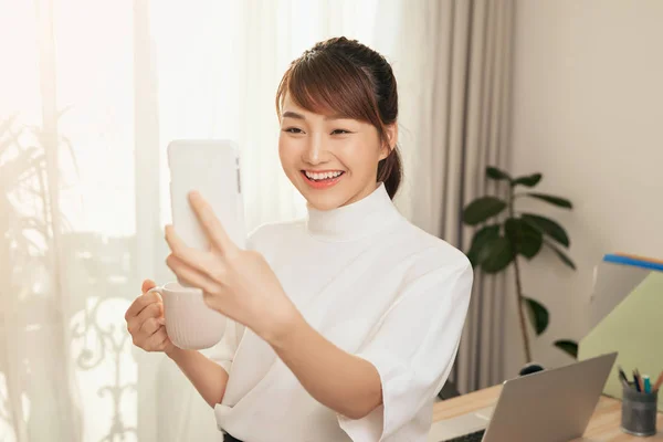 Portrait Jeune Femme Asiatique Utilisant Téléphone Pour Selfie Boire Son — Photo