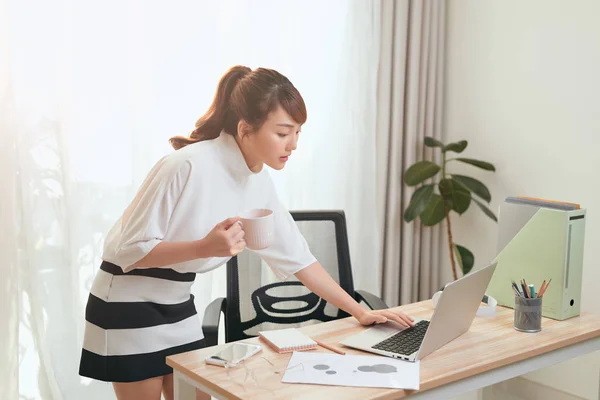 Mooi Jong Aziatisch Vrouw Met Behulp Van Laptop Terwijl Het — Stockfoto