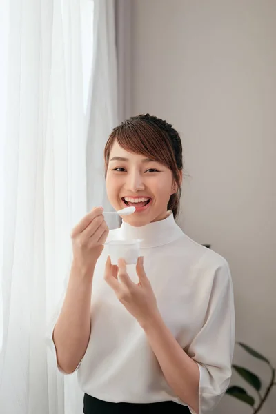 Hermosa Mujer Asiática Joven Comiendo Yogur — Foto de Stock