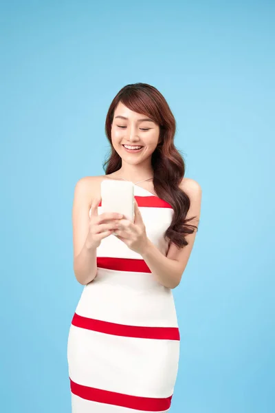 年轻迷人的亚洲女人看到智能手机 — 图库照片