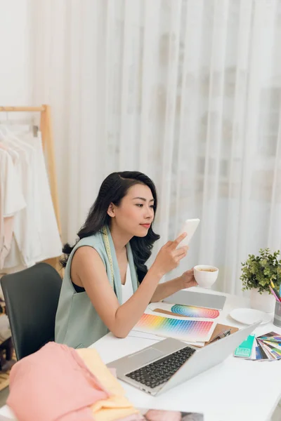 Fashion Designer Using Smartphone Drinking Coffee Her Office — 스톡 사진