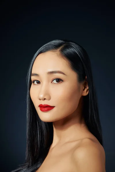 Asiatisk Kvinnlig Modell Med Röd Make Mot Svart Bakgrund — Stockfoto