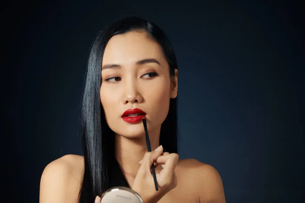 Vacker Ung Kvinna Ansikte Kvinna Applicera Läppar Makeup Med Kosmetisk — Stockfoto