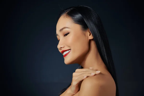 Hermosa Joven Asiático Mujer Con Largo Cabello Oscuro Gris Aislado —  Fotos de Stock