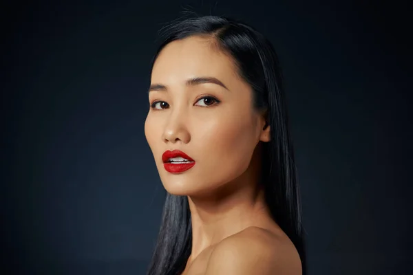 Mujer Hermosa Asiática Con Lápiz Labial Rojo Aislado Sobre Fondo — Foto de Stock