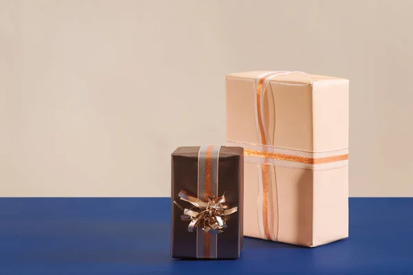 Due Scatole Regalo Con Nastri Sfondo Blu — Foto Stock