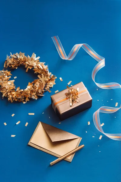 Enveloppe Boîte Ruban Avec Couronne Décoration Noël Sur Fond Bleu — Photo