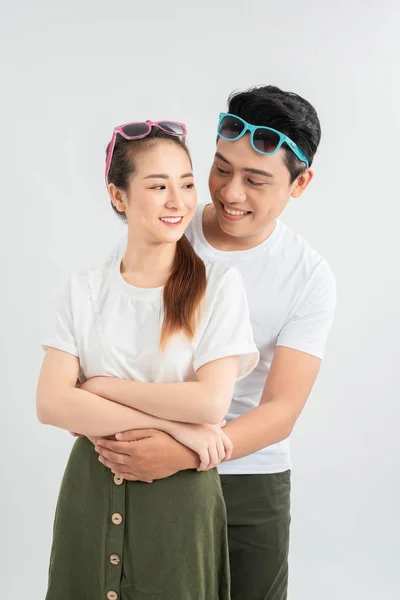 Pareja Joven Abrazando Posando Sobre Fondo Blanco — Foto de Stock