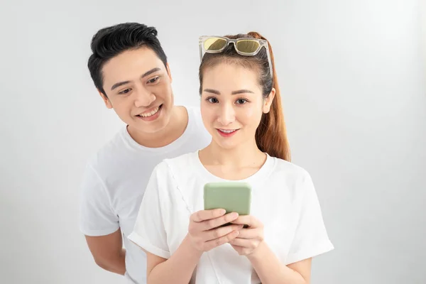 Aziatisch Paar Met Behulp Van Smartphone Mobiele Handset Geïsoleerd Witte — Stockfoto