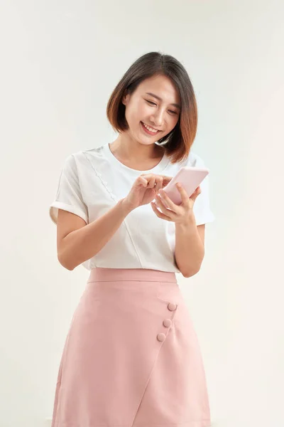 Молода Студентка Азіатської Дівчини Рюкзаком Тримає Мобільний Телефон Ізольовано Білому — стокове фото