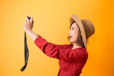 Mutlu güzel kadın turuncu arka planda kamera ile bir selfie resmi çekmek, Asya güzellik