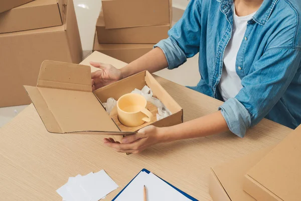 Courier Hands Packaging Parcel Table — Stock Photo, Image