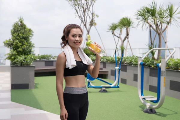 Schöne Junge Glückliche Asiatische Frau Trinkt Wasser Nach Sport Bewegung — Stockfoto