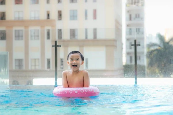 Lindo Niño Nadando Una Piscina Con Agua Clara —  Fotos de Stock