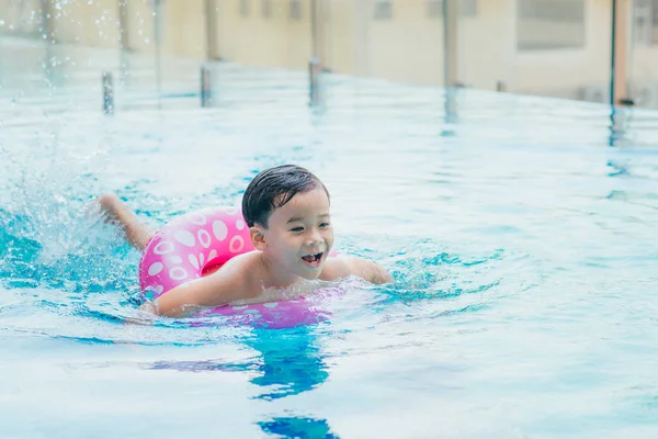 可爱的小男孩 在大的游泳池 游泳夏季 — 图库照片