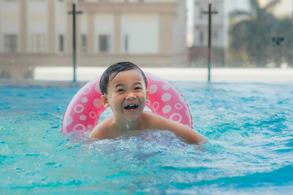 Lindo Niño Nadando Una Piscina Con Agua Clara —  Fotos de Stock