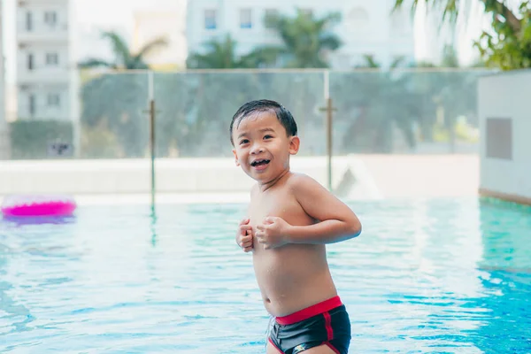 Retrato Niño Joven Asiático Riéndose Una Piscina Proceso Filtro Solar —  Fotos de Stock