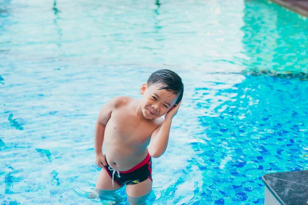 Carino Asiatico Bambino Pulizia Orecchie Dopo Nuoto Piscina — Foto Stock