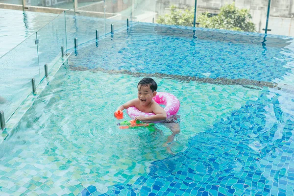 Yüzme Havuzu Ile Güzel Bir Çocuk Temiz — Stok fotoğraf