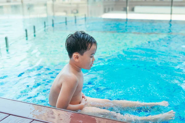 Asiatico Bambino Carino Nuotare Piscina Gioca Divertente Vacanza Estiva Sfondo — Foto Stock