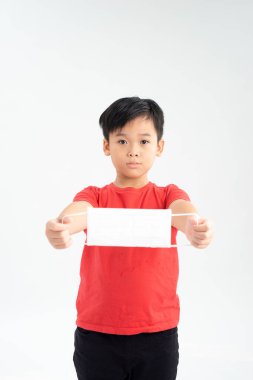 Kirliliği korumak için koruyucu maske takan Asyalı bir çocuk ve beyaz arka planda izole edilmiş grip, sağlıklı bir kavram.