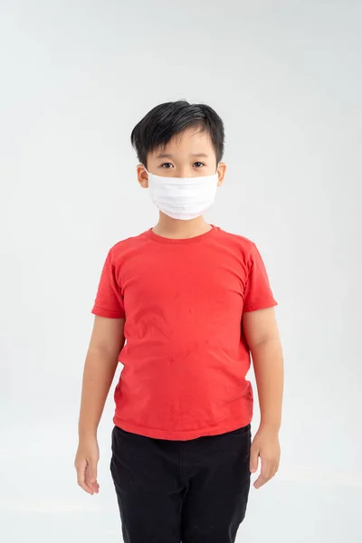 白い背景に隔離された汚染とインフルエンザを保護するための保護マスクを身に着けているアジアの少年 健康的な概念 — ストック写真