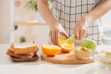 Beyaz masada ev yapımı sandviç kahvaltısı hazırlıyorum.