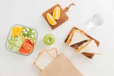Anne okul beslenme çantası seti, sağlıklı abur cuburlar hazırlamak - peynirli sandviç, meyve ve sebze kağıt torbada..