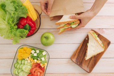 Kadın ailesi için yemek hazırlıyor.