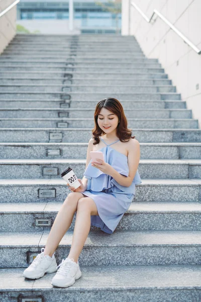 Beautiful Young Asian Woman Sitting Outdoor Stair Using Smartphone Lifestyle — ストック写真