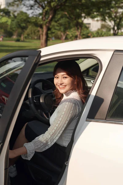 快乐的年轻混血女人坐在她的新车里的照片 汽车租赁概念 — 图库照片