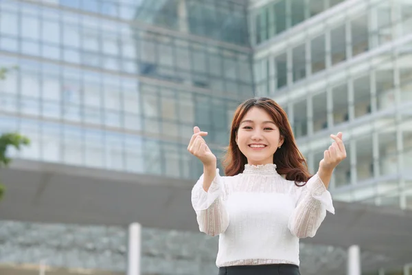 Krásná Asijská Žena Ukazuje Mini Srdce Znamení Ruce Pozadí Města — Stock fotografie