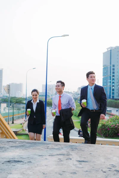 Modern Bir Şehirde Yürüyen Zarif Adamları — Stok fotoğraf