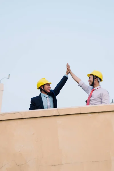 Asian Engineer Acting His Secretary Business Building Background — Stock Photo, Image