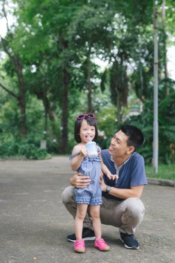 Küçük kız babası doğa, Aile kavramı ile sarılma portresi