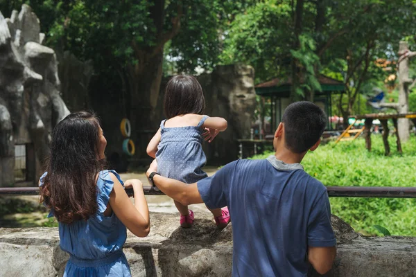 Joyeux Famille Zoo Regardant Ours — Photo