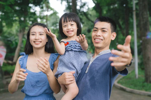 Feliz Jovem Casal Passar Tempo Com Sua Filha — Fotografia de Stock